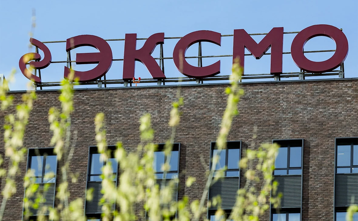 Бывший директор Popcorn Books Дмитрий Протопопов и ещё трое сотрудников издательства, находящиеся под домашним арестом по делу об «экстремистской организации» после выхода романов «Лето в пионерском галстуке» и «О чем молчит ласточка», проходят по уголовному делу о «пропаганде ЛГБТ».