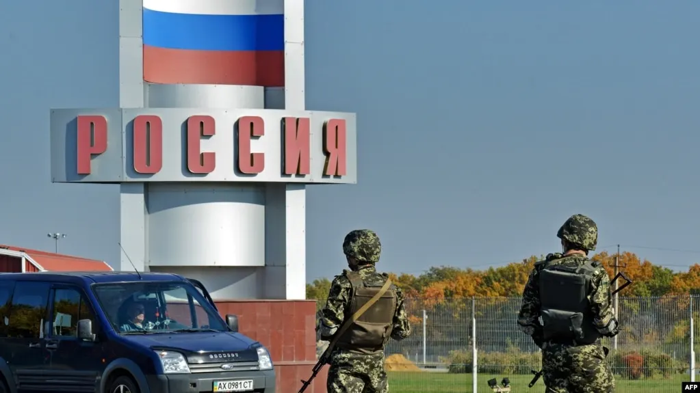МВД России подготовило поправки, которые расширяют основания для отказа в экстрадиции иностранцев и лиц без гражданства, получивших в стране любой вид убежища, включая политическое. Новые правила могут коснуться обвиняемых за рубежом по уголовным статьям, в том числе хакеров и пророссийских активистов из Европы и Украины.