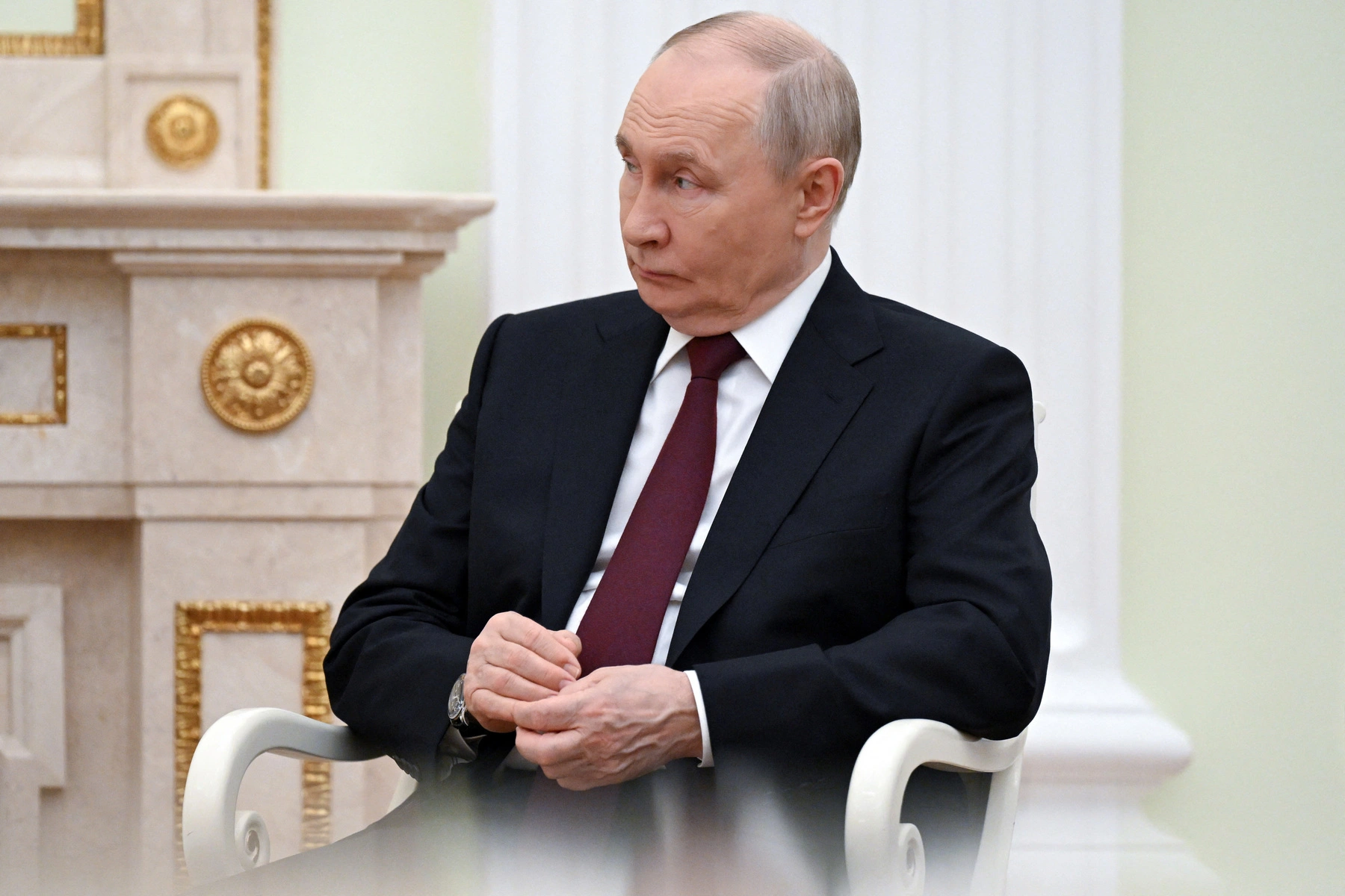 Мониторинг активности во «ВКонтакте» показал координрованную кампанию провластных ботов: сотни комментариев под публикациями о шестой подряд неделе снижения рейтинга Владимира Путина объясняют падение «сезонностью», сомневаются в опросах и расхваливают президента.
