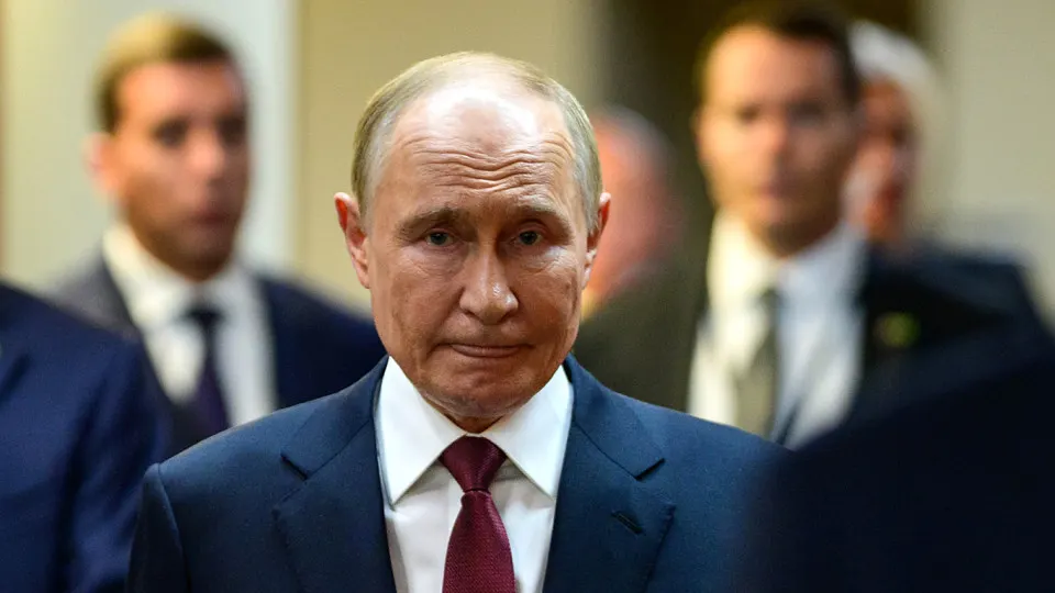 Поддержка Владимира Путина, по данным ВЦИОМ, снижается седьмую неделю подряд и достигла самого низкого уровня со времён пенсионной реформы 2018 года; политологи связывают это с ужесточением контроля над интернетом и экономической стагнацией.
