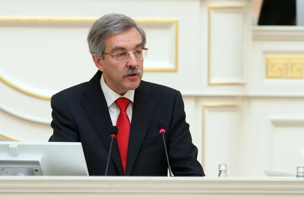 Петроградский суд Петербурга признал депутата Александра Шишлова виновным в демонстрации «экстремистской символики» за старый репост интервью Григория Явлинского, где упоминается Алексей Навальный, и лишил его права участвовать в выборах на год.