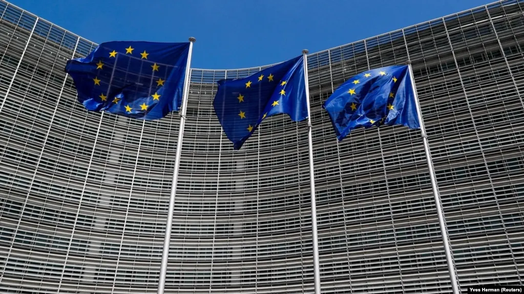 Совет ЕС ввёл санкции против медиаплатформы Euromore и фонда «Правфонд», обвинив их в распространении пророссийской пропаганды и подрыве европейских институтов. Ограничения включают заморозку активов и запрет на предоставление финансовых ресурсов в странах Евросоюза.