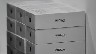 Российские продавцы электроники столкнулись с избытком флагманских смартфонов Apple и Samsung: спрос просел, склады заполнены, ритейлеры снижают цены и распродают технику со скидками, переключаясь на более доступные модели.