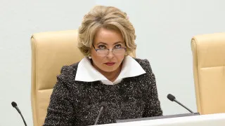 Спикер Совета Федерации Валентина Матвиенко назвала «обезлюдивание территорий» стратегической угрозой и призвала россиян разъезжаться из мегаполисов, строить большие дома, рожать больше детей и по всей стране сажать цветы, тогда как демографические показатели продолжают обновлять антирекорды.
