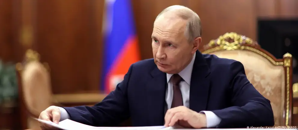 Новый закон меняет порядок антикоррупционного декларирования: госслужащие будут отчитываться об общем доходе семьи, освобождаются от раскрытия добрачных доходов супругов, а сделки, совершенные до назначения на должность, выводятся из-под контроля государства.