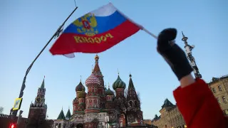 Объем просроченных долгов российских компаний перед поставщиками и контрагентами вырос до рекордных 8,2 трлн рублей, что составляет почти 4% ВВП. Больше всего задолженностей — в обрабатывающей промышленности и торговле, а усиление налоговой нагрузки и сокращение расходов бюджета усугубляют кризис расчетов.