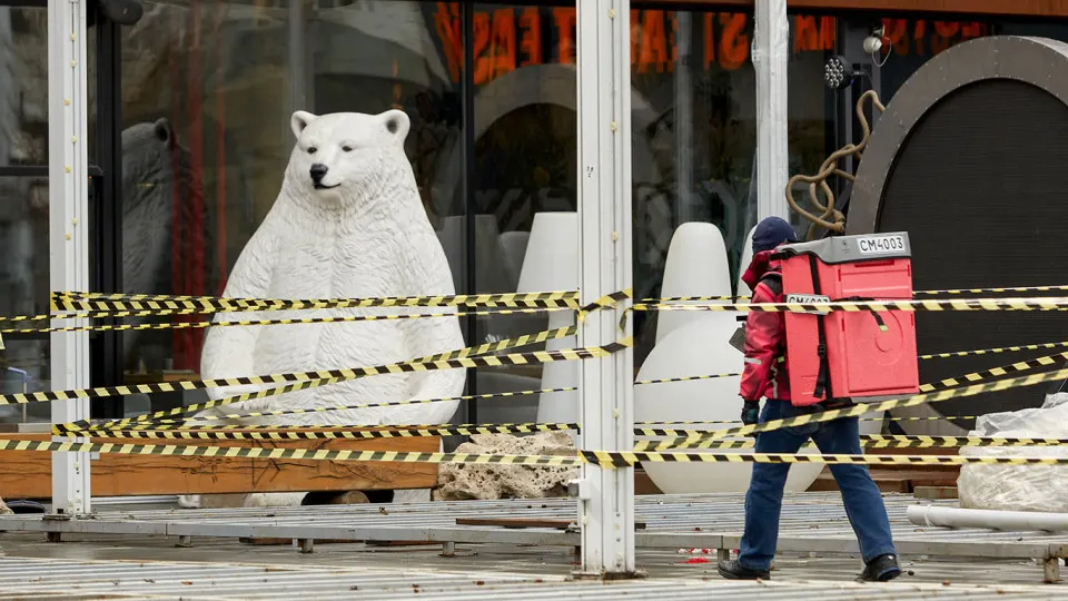 После изменений в налоговом режиме и повышения НДС половина предприятий малого бизнеса оказалась без прибыли; поступления от спецрежимов в первом квартале упали на 16% — опросы и данные ФНС показывают ухудшение деловой активности и сокращение горизонта планирования.