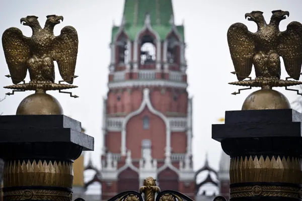 В начале некоторых фильмов на российских стриминговых площадках стали показывать уведомления о том, что из картин удалены или скрыты фрагменты. Практика связана с новыми нормами о запрете «дискредитирующих» традиционные ценности, вступившими в силу 1 марта 2026 года.