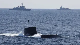 Правительство Японии кардинально пересматривает послевоенную доктрину самообороны и разрешает экспорт летальных видов вооружений, открывая путь к глобальному рынку оружия при формальном сохранении запрета на поставки в зоны боевых действий за редкими исключениями.