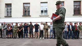 Минобороны подготовило поправки, позволяющие проверять военнослужащих на состояние опьянения непосредственно в воинских частях с помощью экспресс-тестов, без обязательной доставки в медучреждение. Инициатива связана с трудностями выезда на освидетельствование в условиях боевых действий и сообщениями о наборе на службу людей с алкогольной зависимостью.