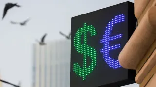Центробанк установил минимальный с февраля 2023 года официальный курс доллара — 74,59 рубля. Укреплению рубля способствуют рост цен на нефть, высокая экспортная выручка и приостановка бюджетного правила, однако власти уже обсуждают досрочное возвращение на валютный рынок.