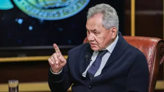 Секретарь Совбеза России Сергей Шойгу заявил, что корни нацистской идеологии находятся в Великобритании, и назвал Владимира Зеленского «основной причиной» войны в Украине, одновременно обвиняя Запад в искажении истории и утверждая, что Россия якобы «восстанавливает историческую справедливость».