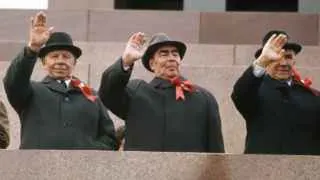 Российские власти переходят к директивному регулированию производства и цен на бензин и дизель после серии атак беспилотников на нефтеперерабатывающие заводы, вывевших из строя значительную часть мощностей и спровоцировавших дефицит топлива и скачок цен.