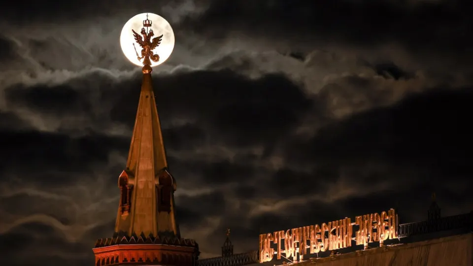 По данным SIPRI, совокупные военные траты РФ в 2025 году выросли до $190 млрд (рост 5,9% к 2024 году), составили 20% всех госрасходов и почти удвоились относительно довоенного уровня; значительная часть расходов скрыта в «секретных» статьях бюджета.