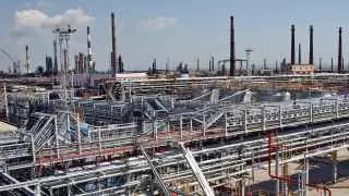 В результате серийных атак беспилотников приостановлена переработка нефти на Туапсинском, Новокуйбышевском, Нижегородском и Саратовском НПЗ, а также на заводе в Киришах, что затронуло производство бензина и дизтоплива.