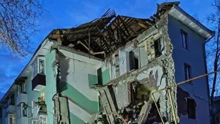 В Сызрани беспилотник попал в жилой дом, частично обрушился подъезд, из-под завалов спасены люди, тогда как массированные атаки дронов задели и другие регионы России, вызвав временные ограничения в работе аэропортов.