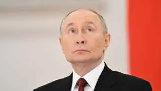 Владимир Путин заявил, что, как и во время Великой Отечественной войны, весь тыл должен работать на фронт, пообещал достижение всех целей СВО и продолжение формирования «зоны безопасности» на границе с Украиной, тогда как источники Bloomberg сообщают о планах продолжать боевые действия еще 1–2 года и готовить новое наступление на Украине.