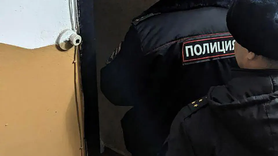 Двое молодого человека, один из которых — несовершеннолетний, задержаны после того, как у дверей трёх сотрудников Роскомнадзора были обнаружены молотки со следами коричневой жидкости; инцидент произошёл на фоне масштабной блокировки Telegram и всплеска загрузок VPN.