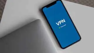Участники рынка VPN предупреждают: в ближайшее время россияне могут лишиться возможности оплачивать такие сервисы с банковских карт РФ, а параллельно власти готовят ужесточение правил для хостинг-провайдеров и зачистку VPN-серверов.