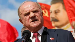 Лидер КПРФ Геннадий Зюганов заявил в Госдуме, что российская экономика «провалилась до дна» и при отсутствии срочных мер страну к осени может ждать ситуация, похожая на 1917 год. Он отметил, что власти отреагировали на обращение блогера Виктории Бони к президенту, хотя те же проблемы коммунисты поднимают давно.