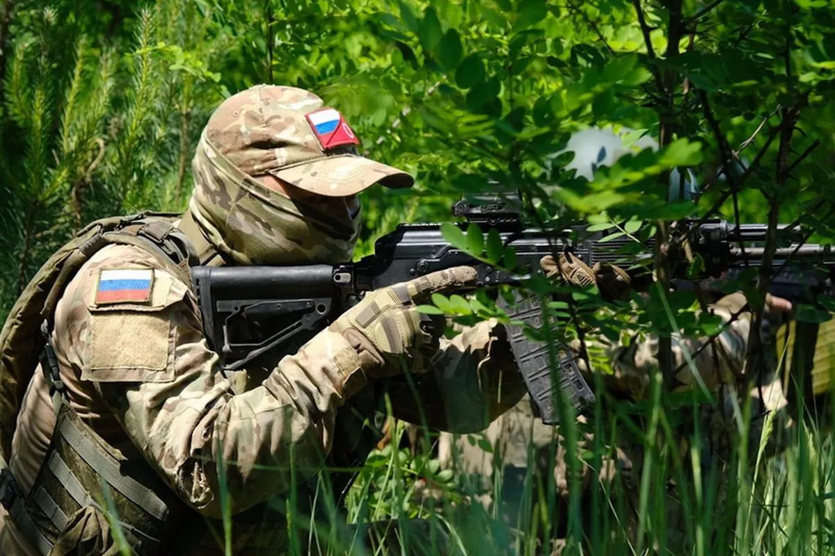 Аналитики считают, что амбиции по полному контролю над Донбассом не соответствуют темпам продвижения и препятствиям на фронте; предсказать сроки или вероятность такого захвата сейчас невозможно.