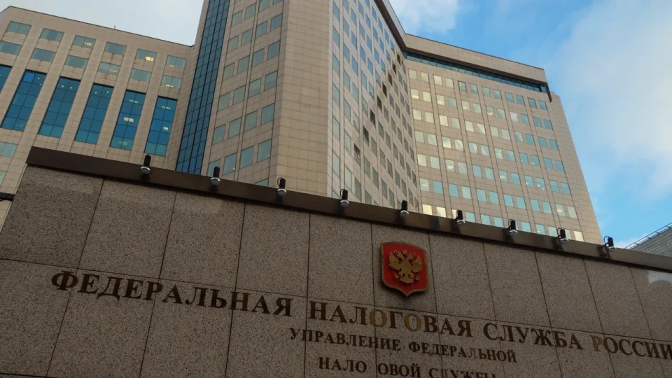 Налоговые органы активнее пресекают схемы переоформления ИП для обнуления лимитов по НДС и смены режима налогообложения. Предпринимателям грозят доначисления, пени и штрафы на фоне значительного роста дефицита федерального бюджета.