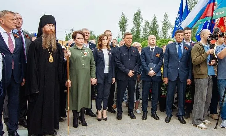 В Великих Луках прошла церемония открытия мемориала участникам войны в Украине. На мероприятии присутствовал полномочный представитель президента в Северо‑Западном федеральном округе; губернатора области представляла вице‑губернатор. Установку памятника, по данным полпредства, профинансировал местный мясокомбинат.