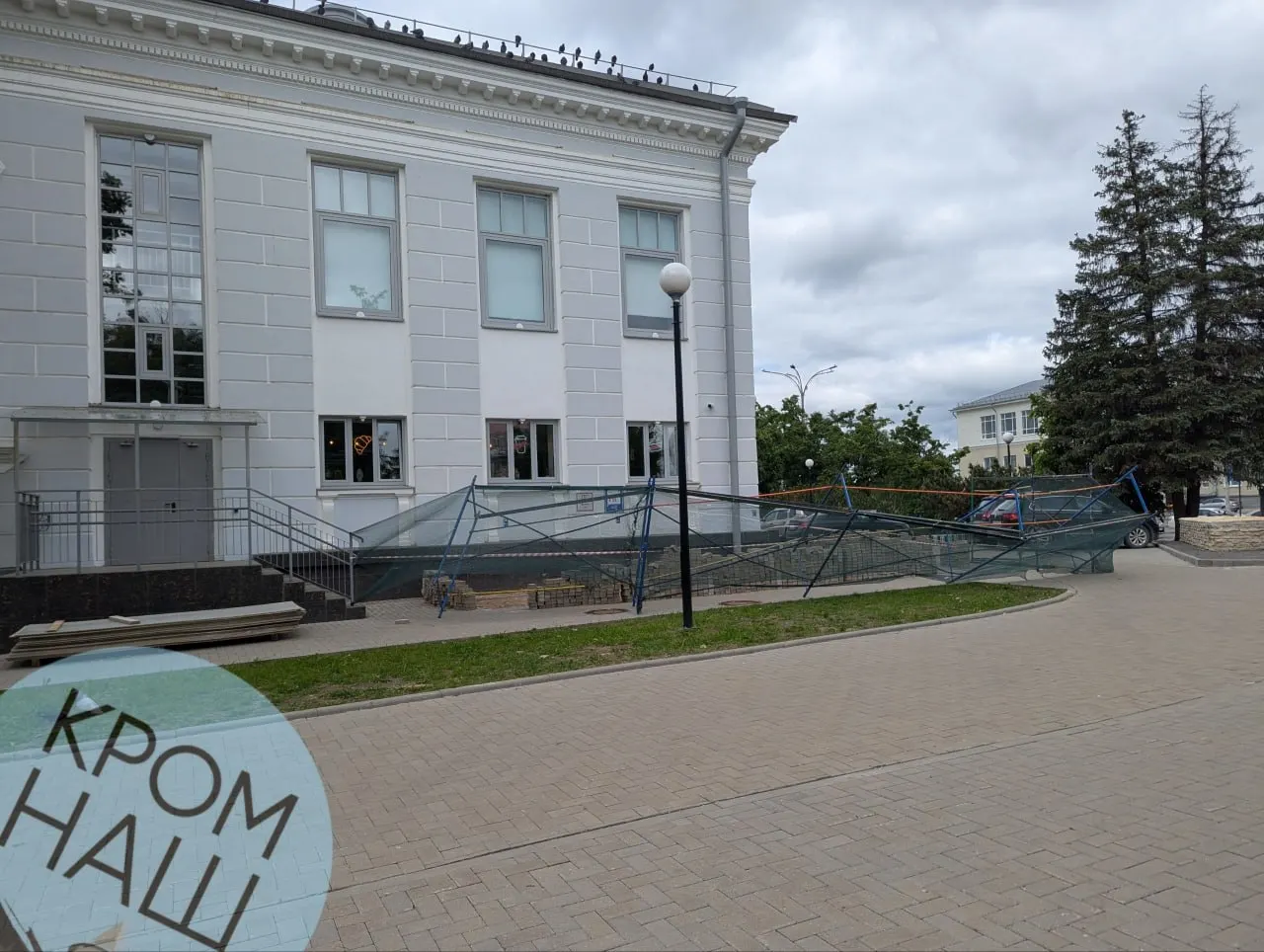 В&nbsp;Пскове перекладывают плитку у&nbsp;библиотеки им. Ивана Василева менее чем&nbsp;через&nbsp;1,5&nbsp;года после&nbsp;капремонта