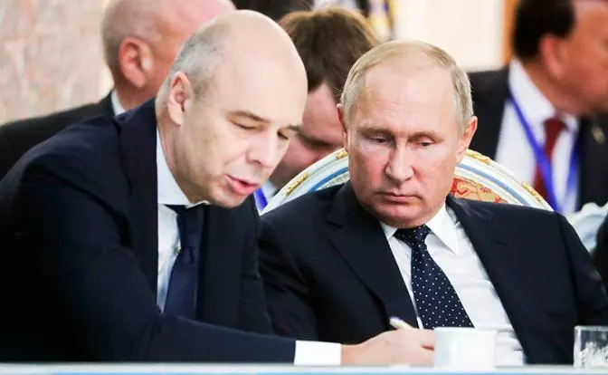 Депутат КПРФ заявил, что министр финансов допустил, что ведомство не сможет выполнить внесённый в Госдуму вариант бюджета на 2026 год — дефицит достиг 5,9 трлн руб., а конкретики по сокращениям расходов пока нет.