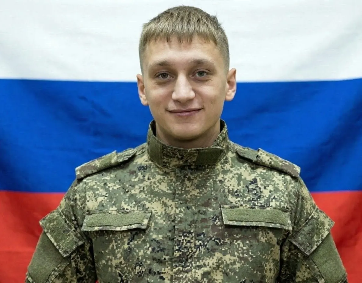 23-летний студент из Бурятии подписал контракт в январе, прошёл обучение оператором БПЛА и погиб под Луганском через три месяца службы; по словам приёмной матери, из его колледжа погибли и другие студенты.