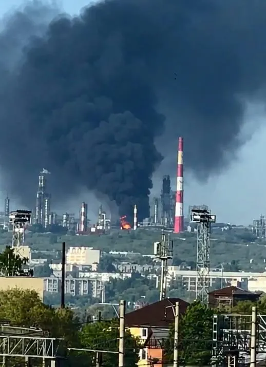 Ночные удары беспилотников привели к гибели двух человек в Сызрани и ранениям в Белгородской области. Минобороны сообщает о перехвате 121 БПЛА.