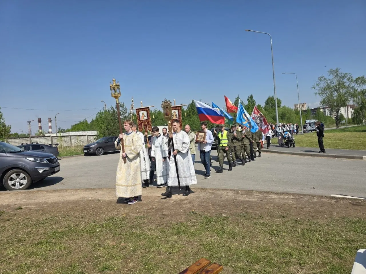 Во время крестного хода 17 мая вместе с хоругвями и иконами участники пронесли флаги России, Воздушно-десантных войск и городской флаг Пскова.