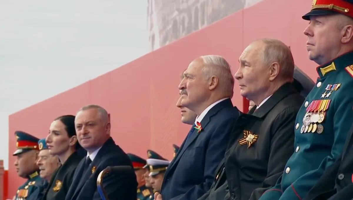 На параде в Москве президент назвал День Победы «священным праздником», отдал дань поколению победителей и подчеркнул связь их подвига с подвигом современных воинов. На трибуне рядом с ним впервые разместили участника «СВО» наравне с ветераном Великой Отечественной войны.