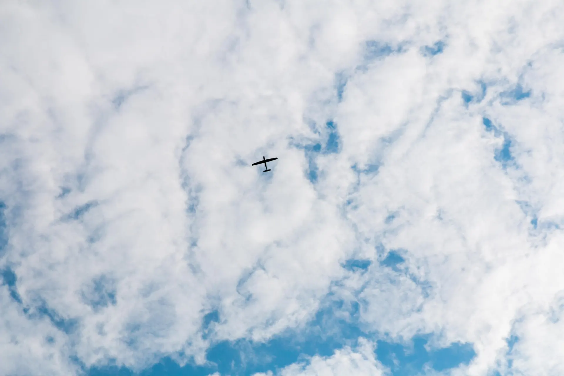 Минувшей ночью силы ПВО зафиксировали и отразили массированную атаку беспилотников; в Рязанской области были отмечены пролёты и возможные поражения.