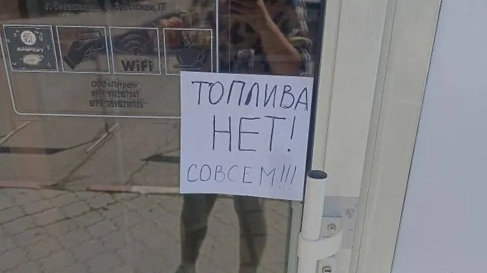 С 31 мая в аннексированном Крыму вводятся талоны на АИ‑95 и лимиты на продажу АИ‑92 после остановки ряда НПЗ. Топливо будут в первую очередь отпускать для коммунального и социального транспорта; власти обещают нормализовать ситуацию в течение месяца.