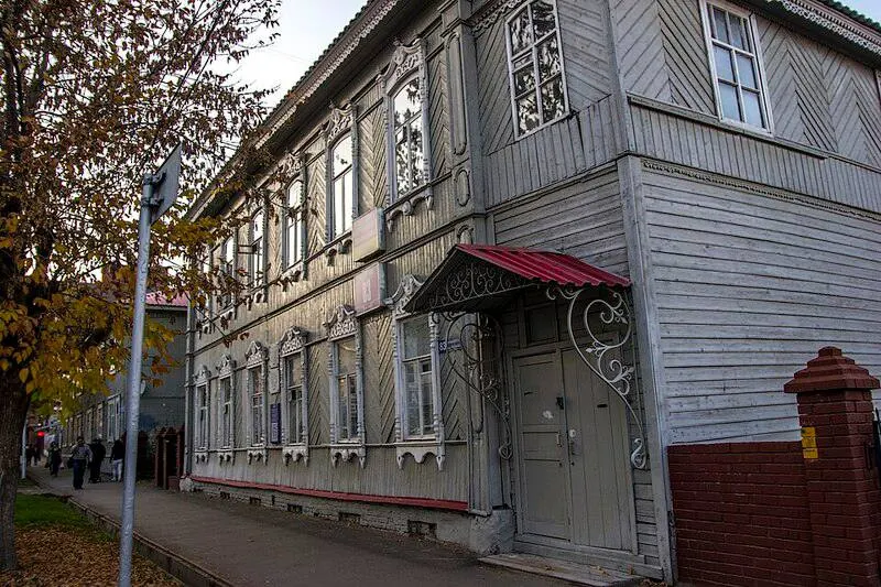 За несколько дней в Уфе фактически уничтожили два дома конца XIX века, признанных памятниками. Владельцы называют работы «реставрацией», жители и градозащитники бьют тревогу, охранные ведомства проводят проверки.