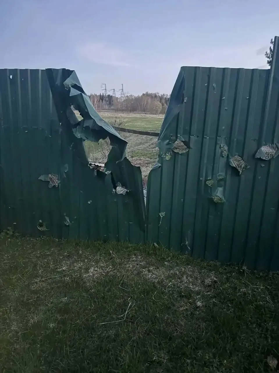 Серией ударов беспилотников затронуты несколько регионов: в Подмосковье погиб пожилой мужчина, в Ленобласти сообщают о десятках сбитых дронов, в Санкт‑Петербурге зафиксированы сбои связи и ограничения в аэропорту. Минобороны отчиталось о более чем 330 поражённых аппаратах.