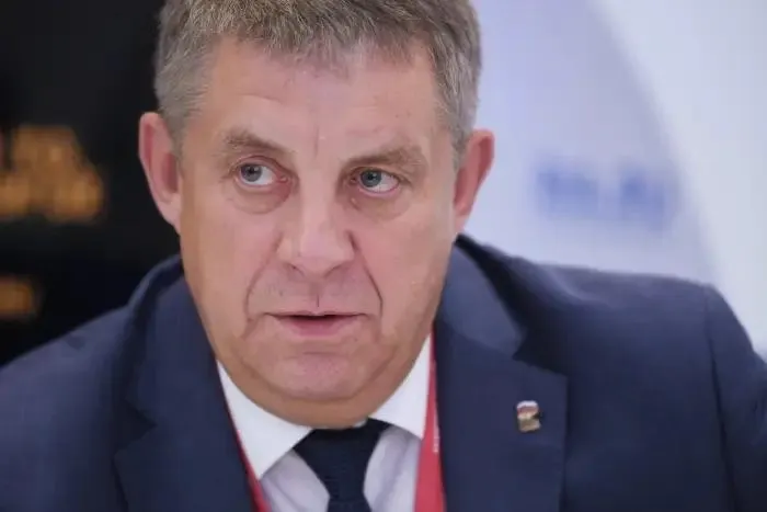 После отставки Александра Богомаза источники в регионе и в партийных кругах сообщают, что он может занять вакантный мандат депутата Госдумы. Решения происходят на фоне отставок и расследований в приграничных регионах; обсуждаются и другие кадровые перестановки.