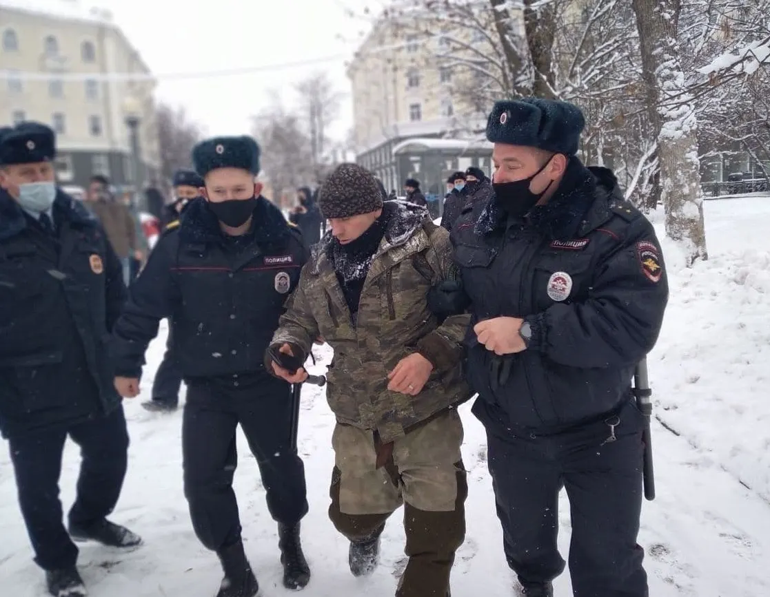 Суд в Псковской области признал 49‑летнего Олега Иванова виновным в призывах к экстремизму и терроризму за высказывания в соцсетях и приговорил его к шести годам колонии строгого режима.