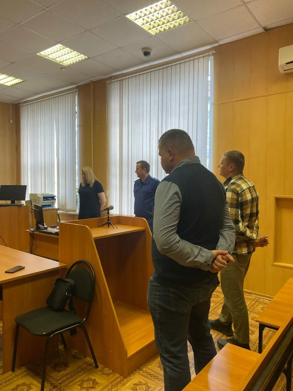 В Псковской области двоих экс-полицейских признали виновными в незаконном вылове леща на особо охраняемой территории. Суд назначил им по два года принудительных работ и удержание 10% от зарплаты.