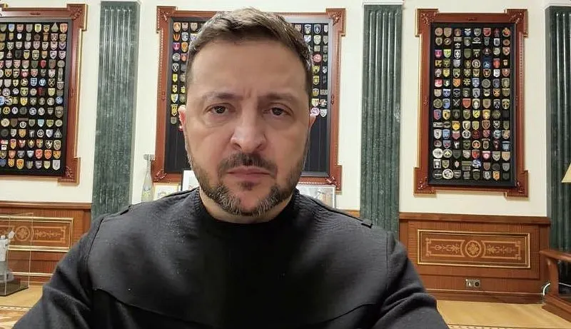 Украинский лидер заявил, что разведка, в том числе от западных партнёров, зафиксировала признаки подготовки комбинированного удара с применением «Орешника». Граждан призвали реагировать на сигналы тревоги и пользоваться укрытиями.