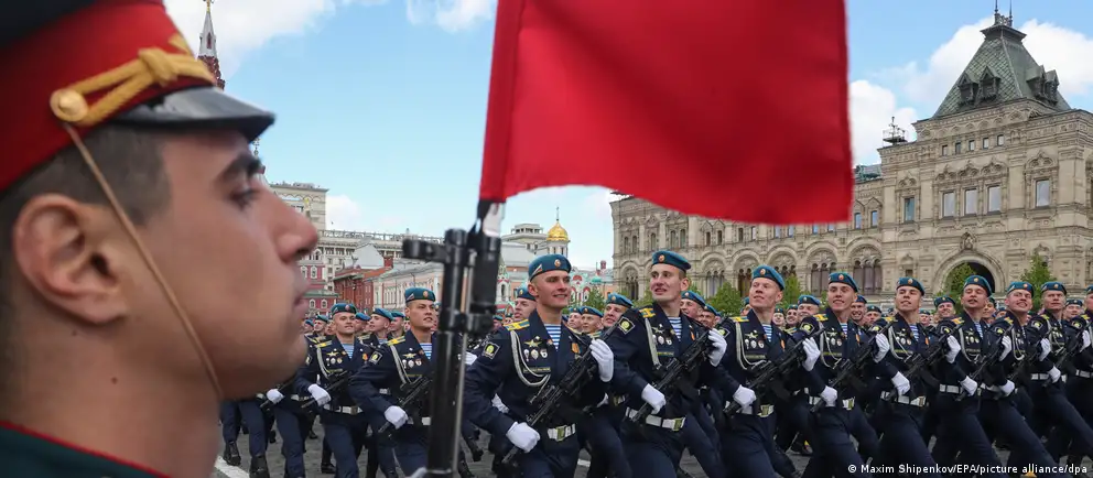 В ряде городов парады и салюты 9 мая 2026 года пройдут в сокращённом формате или отменяются вовсе. Объясняем официальные мотивы, мнения экспертов о причинах и возможные политические последствия.