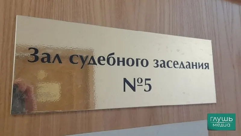 Верховный суд РФ предлагает допустить студентов юридических факультетов к работе в качестве секретарей судебных заседаний, смягчив требование о высшем юридическом образовании. В качестве аргумента называют нехватку кадров из‑за высокой нагрузки и низких зарплат.