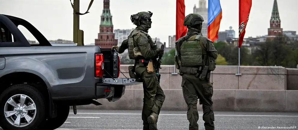 Власти отменили приглашения зарубежным журналистам на парад в Москве. Празднования пройдут в сокращённом формате без военной техники; в ряде регионов массовые мероприятия отменены из‑за угроз безопасности.