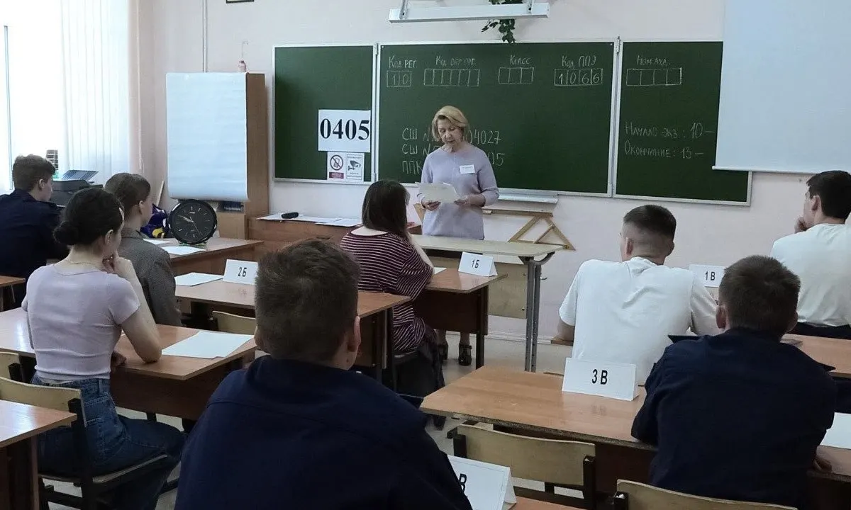 Рособрнадзор в новых методических рекомендациях запретил досмотр участников экзаменов и прикосновения к их личным вещам; при срабатывании металлоискателя охранники должны попросить добровольно предъявить или сдать предмет.