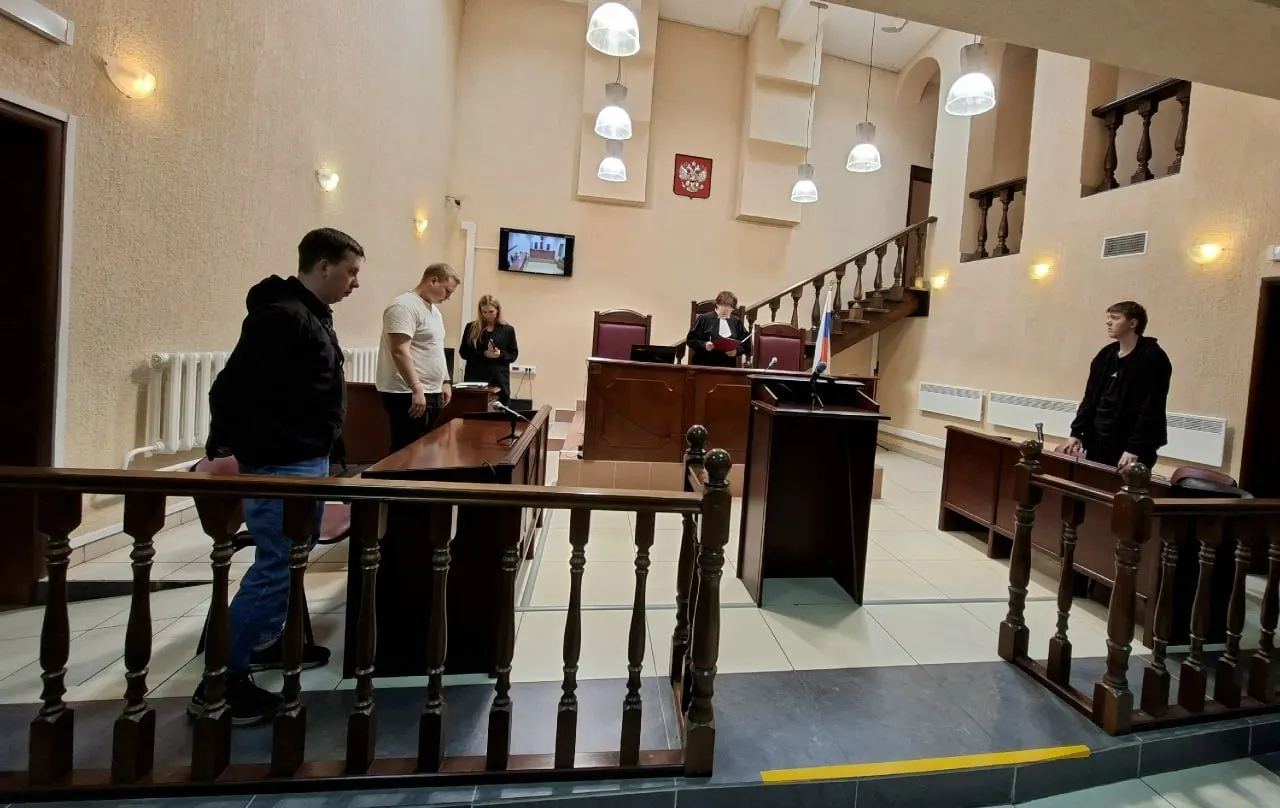 Псковский областной суд отклонил жалобу на штраф в отношении Леонида Павлова: суд сочёл плакаты публичной демонстрацией экстремистской символики, а полиция усмотрела в них недостоверные сведения о работе госорганов.