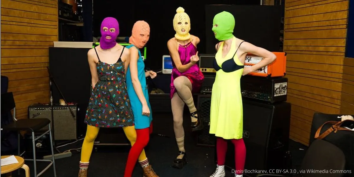 Росфинмониторинг обновил реестр: панк‑группа Pussy Riot включена в список террористов и экстремистов. Ранее суды признали коллектив «экстремистским», а участниц заочно приговорили к реальным срокам по делу о «фейках» о Вооружённых силах РФ.