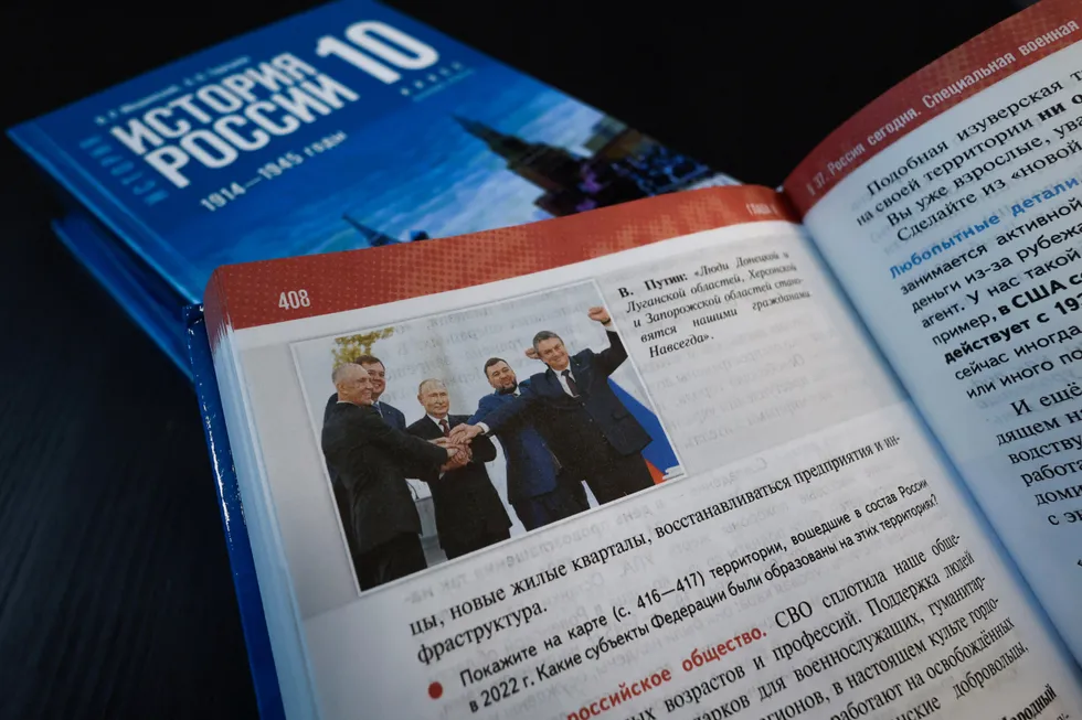 Новая линейка учебников по истории для средней школы (6–9 классы) вовлекает современные политические проекты и смещает акценты в пользу героизации и очернения оппонентов, исключая или смягчая неудобные факты. Это превращает школьную историю в инструмент воспитания лояльности.