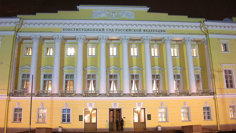 Председатель Конституционного суда оправдал исключение антикоррупционных исков из сроков давности, что усиливает практику изъятий приватизированных активов и национализации крупных компаний.