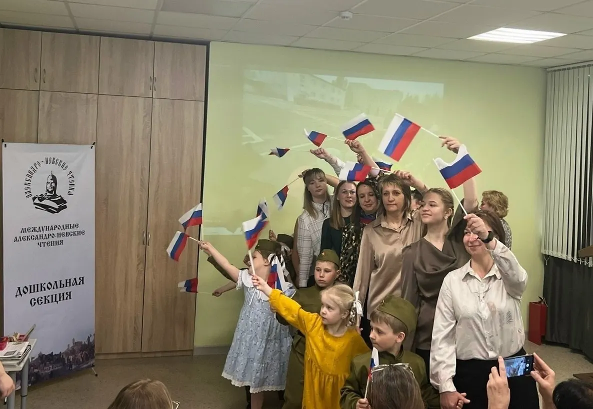 В детском саду №41 Пскова прошла лекция для детей о князе Александре Невском и современных участниках «СВО». Выступали священник, ветеран и представители местной администрации.